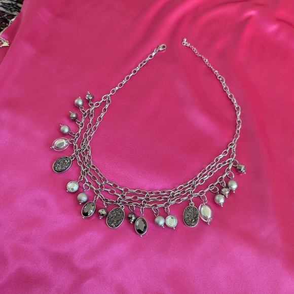 A silver necklace - Picture 2 of 3